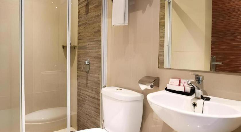 RedStar Hotel Jakarta Exterior foto
